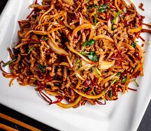 Говядина соломкой с сушеным красным перцем