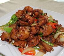 Куриные крылышки, рубленные с луком, кинзой и болгарским перцем