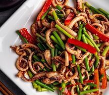 Салат Стрелки чеснока с кальмаром