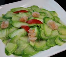 Кабачок, обжаренный в соусе с креветками