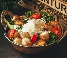 Салат Цезарь с креветкой на гриле
