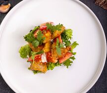 Салат с баклажанами, томатами и страчателлой в кисло-сладком соусе