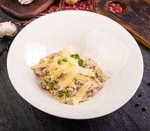 Орзу с белыми грибами и телячьими щечками