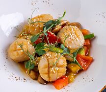 Сахалинский гребешок в лимонном соусе с овощами