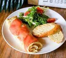 Омлет с форелью и сыром страчателла
