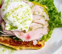 Вафля картофельная с авокадо и индейкой