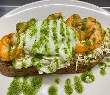 Брускетта с креветкой и копченым сыром