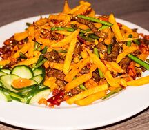 Говядина с картошкой фри и острым перцем