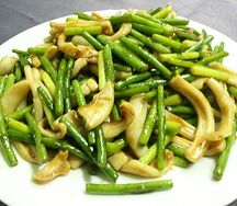 Жареный кальмар с ростками чеснока