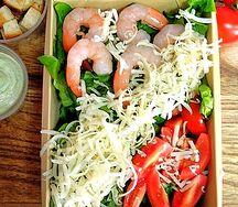 Салат Цезарь с королевскими креветками