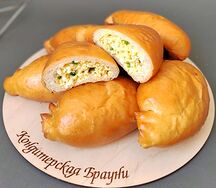 Пирожок с зеленым луком и яйцом