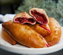 Пирожок с яблоком и брусникой