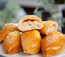 Пирожок с ветчиной и сыром