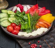 Овощная нарезка с сыром и зеленью