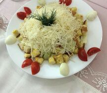 Салат Цезарь с курицей