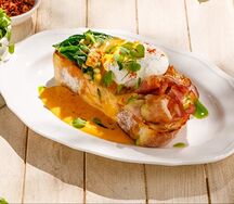 Брускетты с яйцом пашот и беконом