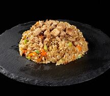 Рис с говядиной и овощи и соус на выбор