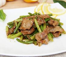 Стрелки чеснока со свининой