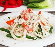 Удон с морепродуктами в сливочно-сырном соусе
