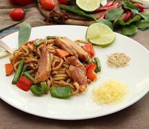 Удон с копченой курицей и сыром
