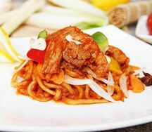 Удон со свининой в кисло-сладком соусе