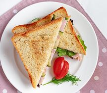 Сэндвич с беконом и яйцом