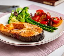 Стейк из форели с овощами