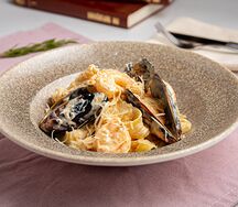 Паста с морепродуктами и соусом том ям
