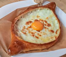 Хачапури по-аджарски с яйцом