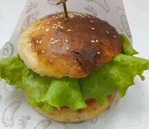 Бургер с куриной котлетой