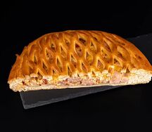 Половинка пирога с ветчиной и сыром