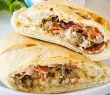 Кальцоне с ветчиной, сыром и помидором