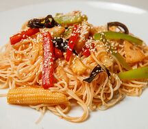 Яичная лапша с овощами в соусе терияки