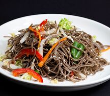 Гречневая лапша с овощами в соусе черный перец