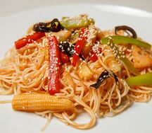 Яичная лапша с овощами в остром соусе