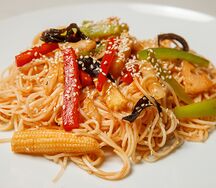 Яичная лапша с овощами в соусе карри