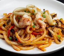 Лапша удон с морепродуктами в соусе терияки