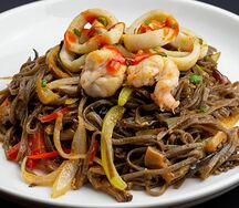 Лапша гречневая с морепродуктами в устричном соусе