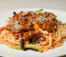Яичная лапша с говядиной в соусе BBQ