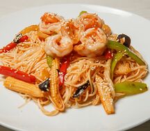 Яичная лапша с креветками в остром соусе