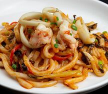 Лапша удон с морепродуктами в устричном соусе