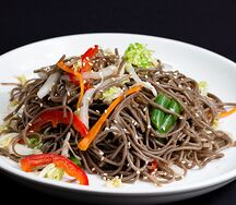 Гречневая лапша с овощами в соусе терияки