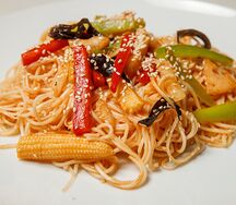 Яичная лапша с овощами в устричном соусе