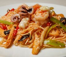 Яичная лапша с морепродуктами в соусе BBQ