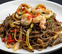 Лапша гречневая с морепродуктами в соусе терияки