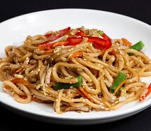 Лапша удон с овощами в соусе карри