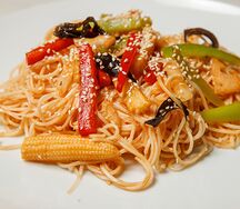 Яичная лапша с овощами в сливочно-кокосовом соусе