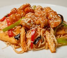 Яичная лапша с цыпленком в соусе карри