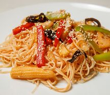 Яичная лапша с овощами в соусе BBQ