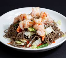 Гречневая лапша с креветками в соусе черный перец